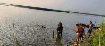 लखीमपुर06सितम्बर24*शारदा नदी में बच्चे का हाथ,पैर बंधा शव बरामद