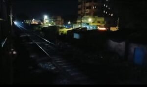 कूचबिहार7सितम्बर24*मालदा स्टेशन के सामने रेलवे लाइन पार करते समय दो महिलाओं समेत दो पुरुष बाल-बाल बच गये.