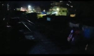 कूचबिहार7सितम्बर24*मालदा स्टेशन के सामने रेलवे लाइन पार करते समय दो महिलाओं समेत दो पुरुष बाल-बाल बच गये.