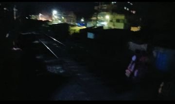 कूचबिहार7सितम्बर24*मालदा स्टेशन के सामने रेलवे लाइन पार करते समय दो महिलाओं समेत दो पुरुष बाल-बाल बच गये.