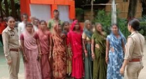 मथुरा07सितम्बर24* महावन पुलिस द्वारा महिलाओं एवं बच्चियों को जागरूक किया जा रहा है