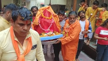 मथुरा7सितम्बर24*श्री गणेश सेवा ट्रस्ट के पांचवे विराट महोसव पर शोभा यात्रा निकाली गई।