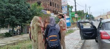 मथुरा09सितम्बर24*ऑपरेशन जागृति, नारी सुरक्षा* के तहत गोबर्धन पुलिस द्वारा महिलाओं व बालिकाओं को जागरूक किया