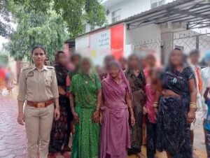 मथुरा09सितम्बर24*ऑपरेशन जागृति, नारी सुरक्षा* के तहत महावन पुलिस द्वारा महिलाओं व बालिकाओं को जागरूक किया।