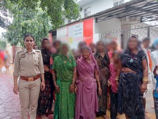 मथुरा09सितम्बर24*ऑपरेशन जागृति, नारी सुरक्षा* के तहत महावन पुलिस द्वारा महिलाओं व बालिकाओं को जागरूक किया।