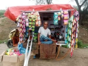 मथुरा08सितम्बर24*दोनो पैरो से दिव्यांग युवक की चाय की ठकेल हटाने का किया प्रयास