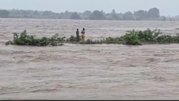 झांसी11सितंबर24*धसान नदी में फंसे 5 लोगों का हुआ रेस्क्यू आप्रेशन,