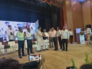 कौशाम्बी11सितम्बर24*एडीएम कौशाम्बी को लखनऊ में प्रमाण-पत्र देकर किया सम्मानित*