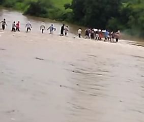 झांसी। 12 सितंबर 2024 ग्राम नयागांव में खुले आसमान तले किया गया मृतक वृद्धा का अंतिम संस्कार।