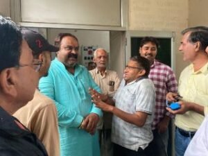 मथुरा12सितम्बर24*बिजली से परेशान जनता पागल बाबा बिजली घर पर धरना देने पहुंची.. 