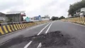 फर्रुखाबाद13सितम्बर24*सात माह पूर्व बना ओवर ब्रिज हुआ क्षतिग्रस्त ,