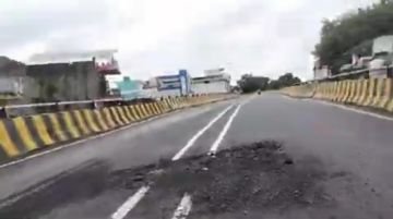 फर्रुखाबाद13सितम्बर24*सात माह पूर्व बना ओवर ब्रिज हुआ क्षतिग्रस्त ,