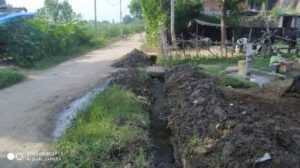 कौशाम्बी14सितम्बर24*साफ सफाई न होने से गांव की सड़कों में भरा पानी*