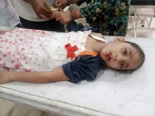 मथुरा13सितम्बर24*छत पर खेलते खलते पडोसी की छत पर गिरी युवती।परिजनों नें युवती को मथुरा जिला अस्पताल पहुंचाया ।