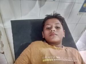 मथुरा16सितम्बर24*युवक को साँप द्वारा काटे जाने पर आनन फानन पहुंचाया अस्पताल।