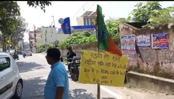 हरिद्वार रूडकी16सितम्बर24*शहर के गड्ढों पर लगाया बीजेपी का झण्डा बताया नेताओं को निकम्मा