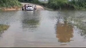 झांसी16सितंबर24*हरपुरा संपर्क मार्ग पर सिजार नदी पर बना नीचा रिपटा ग्रामीणों को आवागमन में हो रही परेशानी।