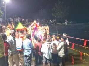 झांसी17 सितंबर 2024 ढोल नगाड़ों के साथ बिहार के लिए निकले आराध्य देव, दर्शनों के लिए श्रद्धालुओं का उमडा जन सैलाब।