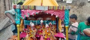 झांसी। 16, सितंबर 2024 ग्राम भदरवारा में दो दिनों तक निकाला गया राम-जानकी मंदिर का विमान जल बिहार के लिए भक्तों की रही भीड़।