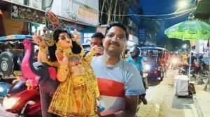 कूचबिहार16सितम्बर24*रात्रि ढलते ही विश्वकर्मा पूजा, मूर्ति भक्त दिनहाटा शीतलाबाड़ी पॉटरी तुली में मूर्तियां एकत्र करते हैं।