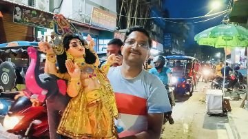 कूचबिहार16सितम्बर24*रात्रि ढलते ही विश्वकर्मा पूजा, मूर्ति भक्त दिनहाटा शीतलाबाड़ी पॉटरी तुली में मूर्तियां एकत्र करते हैं।