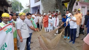 कानपुर देहात17सितम्बर24*मा0 प्रभारी मंत्री ने ‘‘स्वच्छता ही सेवा अभियान, कार्यक्रम के शुभारंभ पर धराऊ मलिनबस्ती में झाडू लगाकर किया श्रमदान, दिया संदेश*