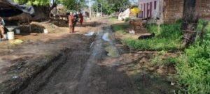 झांसी। 21 सितंबर 2024 कीचड़ युक्त धायपुरा की मुख्य सड़क।