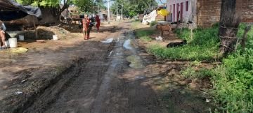 झांसी। 21 सितंबर 2024 कीचड़ युक्त धायपुरा की मुख्य सड़क।