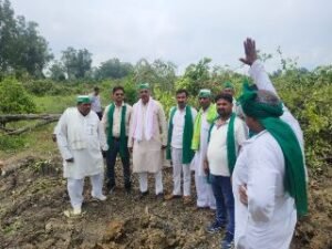 मथुरा21सितम्बर24*हरे पेड़ों के कटान के मामले में जिला प्रशाशन के खिलाफ भाकियू पदाधिकारियों ने की नारेबाजी