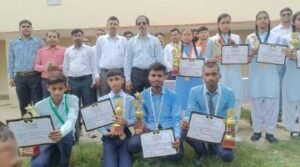 कौशाम्बी24सितम्बर24*महेश्वरी प्रसाद इंटरमीडिएट कॉलेज में प्रधानाचार्य ने छात्र-छात्राओं को किया सम्मानित*