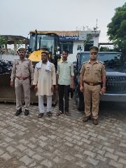 मथुरा25 सितंबर24*02 वांछित अभियुक्तगणो को मय पेड़ काटने में प्रयुक्त जेसीबी के साथ किया गिरफ्तार।*