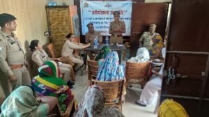 मथुरा26सितम्बर24*पंचायत भवन करहारी में अभियान के तहत महिलाओं व बालिकाओं को जागरूक किया जा रहा है*