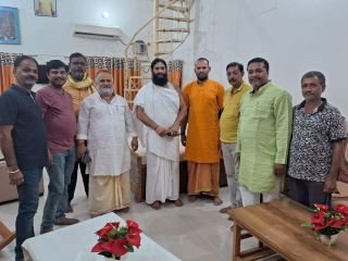 अयोध्या26सितम्बर24*आज अयोध्या धाम मे हनुमानगढीं क्षेत्र के व्यापारियों की बैठक महंत संजय दास जी के अध्यक्षता में संपन्न हुई