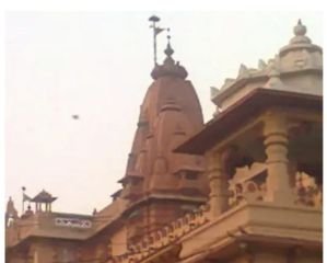 मथुरा27सितम्बर24*मथुरा के मंदिरों में बाजार की मिठाइयों के बजाय फल, पंचमेवा और मिश्री का प्रसाद चढ़ाने का निर्णय