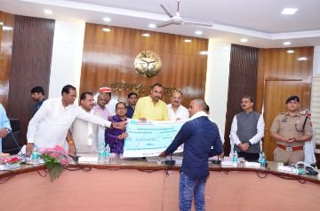 कुशीनगर28सितम्बर24*मा0 प्रभारी मंत्री श्री दिनेश प्रताप सिंह जी की अध्यक्षता में विकास कार्यक्रमों की समीक्षा बैठक हुई।