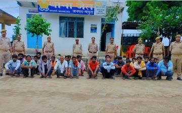 मथुरा28सितम्बर24*पुलिस की हिरासत में पेड़ कटान के मामले में वांछित, डालमिया हाउस पेड़ कटान प्रकरण में 33 वांछित गिरफ्तार।
