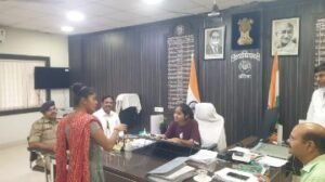 औरैया28सितम्बर24*जिलाधिकारी औरैया ने कुछ पल के लिए छात्रा को बनाया जिलाधिकारी।