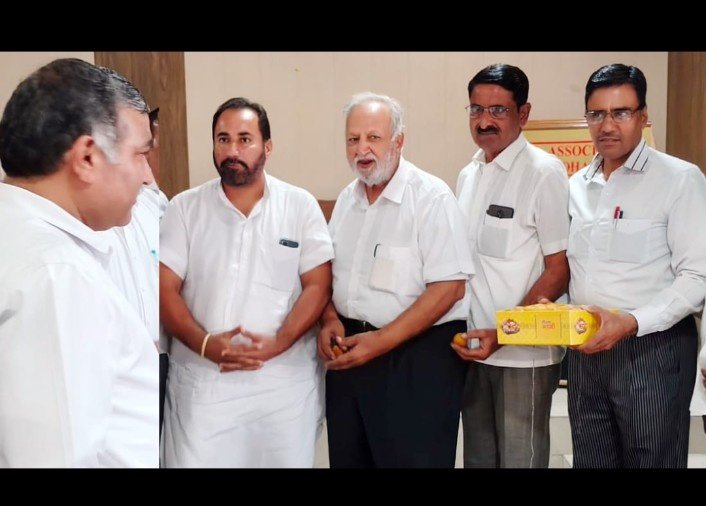 पंजाब 17 अक्टूबर 2024* पूर्व प्रधान अमनदीप धारीवाल को सरपंच बनने विनोद कुमार बेरी ने मुंह मीठा करवाया पंजाब 17 अक्टूबर 2024* पूर्व प्रधान अमनदीप धारीवाल को सरपंच बनने विनोद कुमार बेरी ने मुंह मीठा करवाया