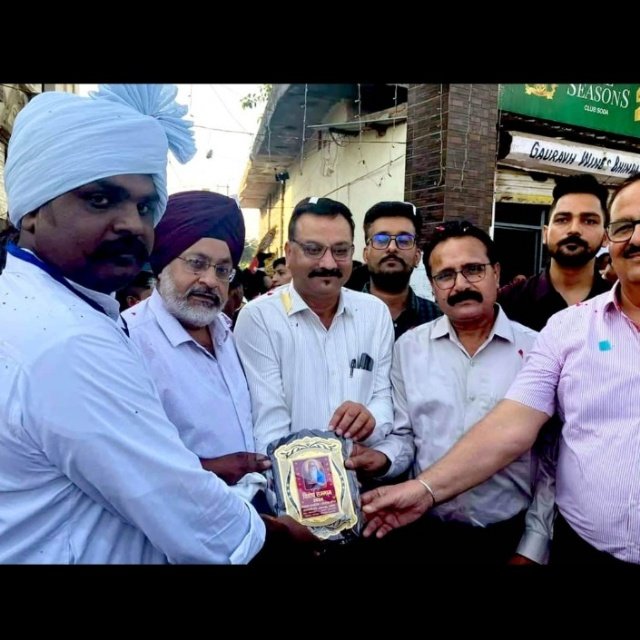 पंजाब 18 अक्टूबर 2024* वाल्मीकि समाज ने वाल्मीकि जयंती पर एडवोकेट हरप्रीत सिंह को किया सम्मानित