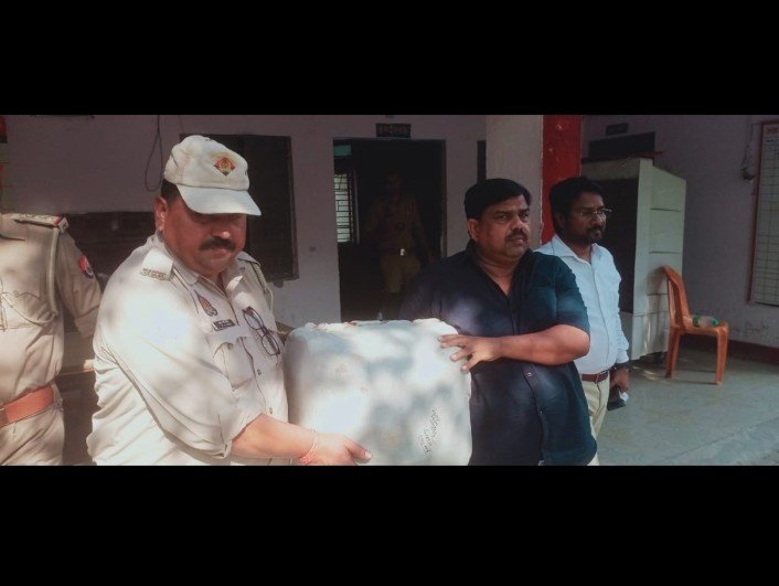 मथुरा 22 अक्टूबर 2024* थाना माँट पुलिस, राज्यकर सचल दल एवं आबकारी टीम की संयुक्त चैंकिग के दौरान कुल 12.387 किग्रा सोना(आभूषण) किया बरामद ।