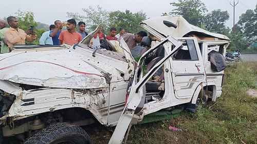 गोण्डा5अक्टूबर24*जन्म दिन की बधाई देने जा रहे चार युवकों की बुलेरो कार पेड़ से टकराईं, मौत* गोण्डा5अक्टूबर24*जन्म दिन की बधाई देने जा रहे चार युवकों की बुलेरो कार पेड़ से टकराईं, मौत*