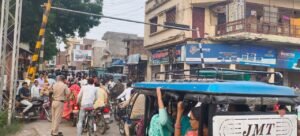 औरैया 08 अक्टूबर 24*फाटक न खुलने पर लगा भीषण जाम आउटर पर रोकी गई ट्रेन*