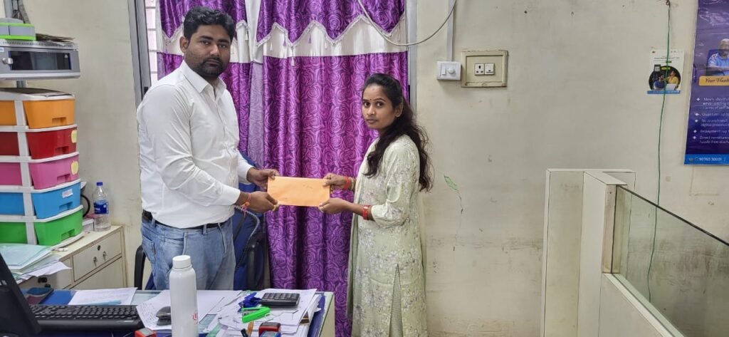 अनूपपुर 16 अक्टूबर 24*कोल इंडिया कर्मचारी की सड़क दुर्घटना में मृत्यु केनरा बैंक ने नॉमिनी को दिया 22 लाख का चेक