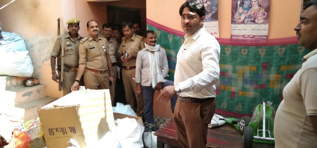 उन्नाव17अक्टूबर24*अवैध आतिशबाजी भंडारण पर डीएम गौरांग राठी के आदेश पर एसडीएम पुरवा ने प्रभारी निरीक्षक मौरांवा के साथ की छापेमारी।*