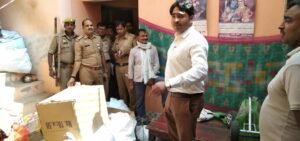 उन्नाव17अक्टूबर24*अवैध आतिशबाजी भंडारण पर डीएम गौरांग राठी के आदेश पर एसडीएम पुरवा ने प्रभारी निरीक्षक मौरांवा के साथ की छापेमारी।*