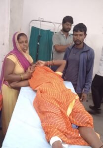 अनूपपुर 18 अक्टूबर 24*मोटरसाइकिल में साड़ी फंसने से गिरने पर महिला गंभीर रूप से घायल,भर्ती जिला चिकित्सालय में, पंजे के नीचे से कटा पैर