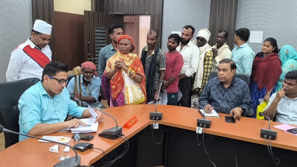 अनूपपुर 22 अक्टूबर 24*जनसुनवाई में कलेक्टर हर्षल पंचोली ने 56 आवेदन पत्रों में की सुनवाई