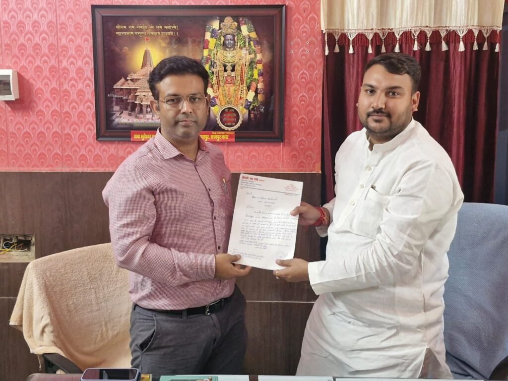 कानपुर नगर22अक्टूबर24*शिकन्दरपर सचिव सत्यप्रकाश के ख़िलाफ़ सैकडो प्रधान हुए लामबंध।