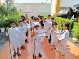 कौशाम्बी1अक्टूबर24*हेलो किड्स भरवारी में गांधी जयंती पर भव्य रैली का आयोजन*