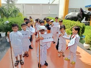 कौशाम्बी1अक्टूबर24*हेलो किड्स भरवारी में गांधी जयंती पर भव्य रैली का आयोजन*